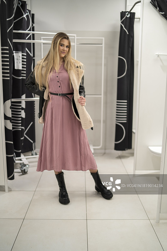 年轻女子购买衣服图片素材