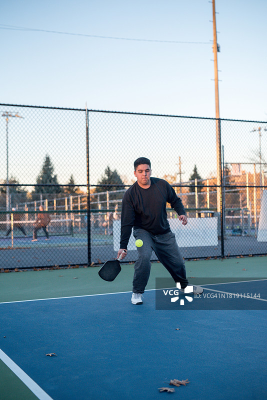 西班牙裔男子玩匹克球图片素材