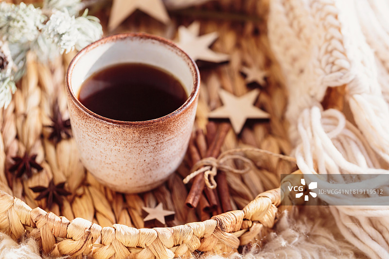 咖啡和围巾的冬季组合图片素材