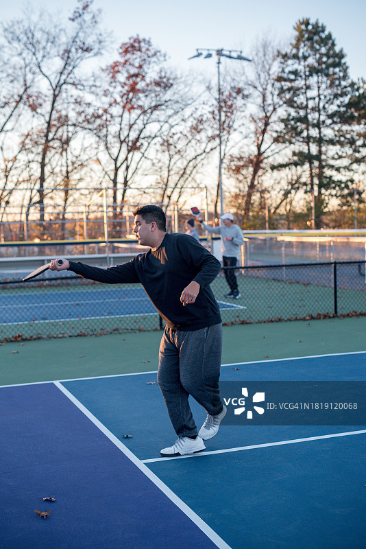 西班牙裔男子玩匹克球图片素材