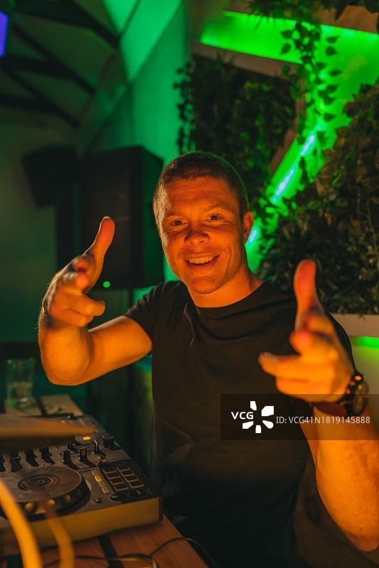 派对上播放音乐的年轻男DJ肖像图片素材