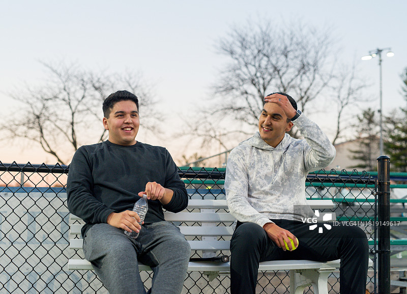 休息中的西班牙裔兄弟图片素材