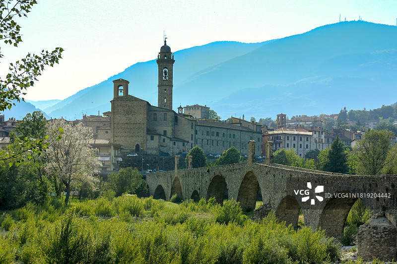 意大利艾米利亚-罗马涅区特雷比亚河谷的博比奥中世纪城市景观，包含罗马桥和博比奥古镇图片素材
