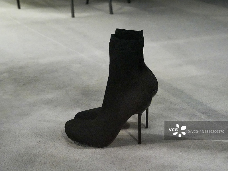 艺术化细高跟鞋，黑暗颗粒感图片素材