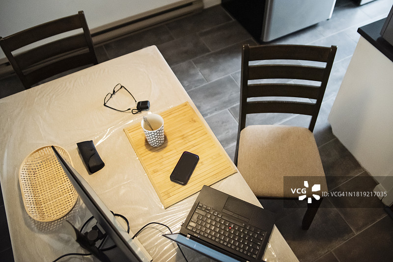 用作居家办公桌的餐桌图片素材