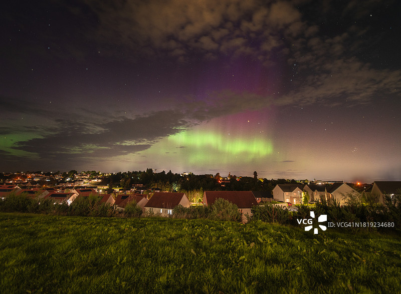 社区里的强烈极光图片素材