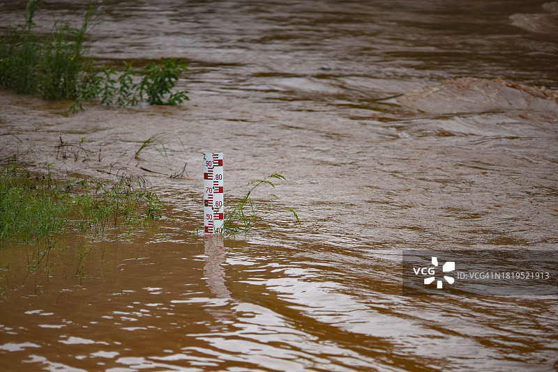 适应自然灾害：洪水监测与应对图片素材