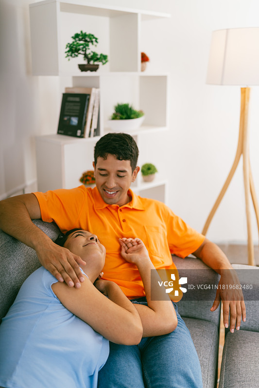 情侣在客厅沙发上拥抱图片素材