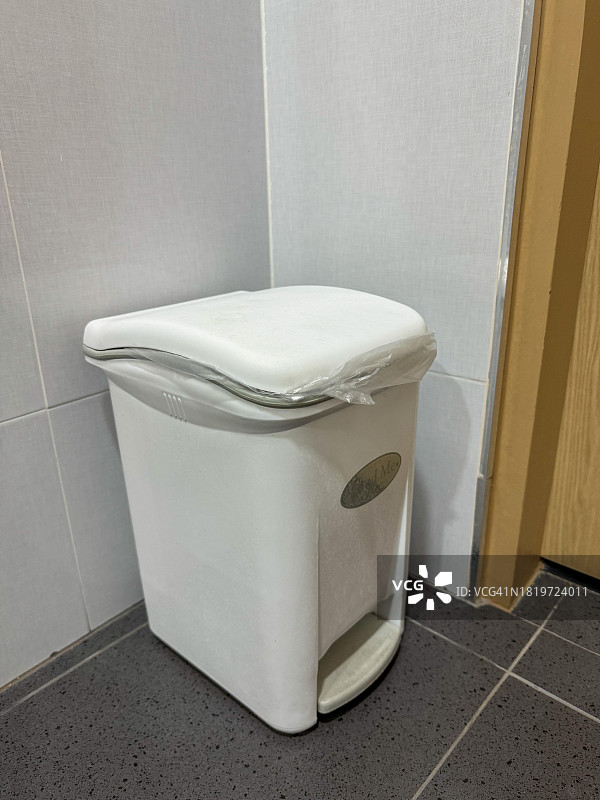 房间角落里的白色垃圾桶图片素材