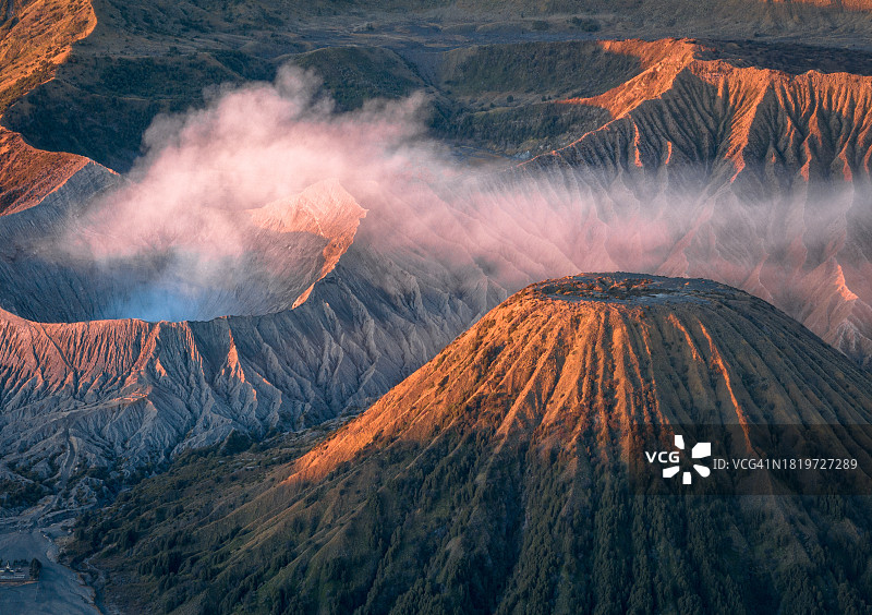 日出时分的东爪哇布罗莫火山图片素材
