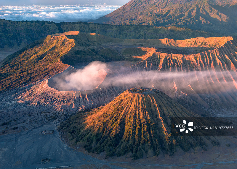 日出时分的东爪哇布罗莫火山图片素材