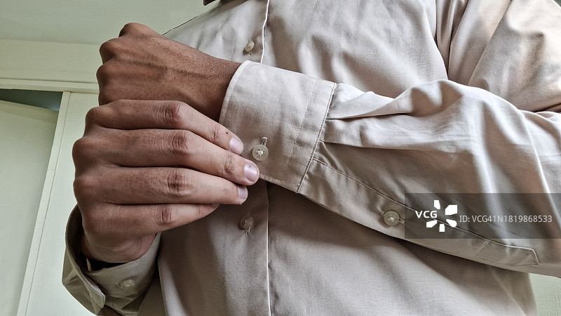 穿着米色卷袖衬衫的商务人士特写图片素材