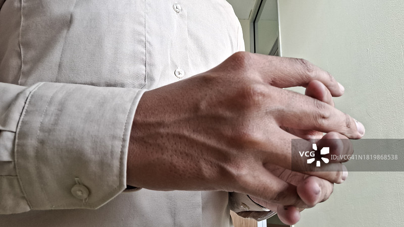 商务男士手部特写图片素材