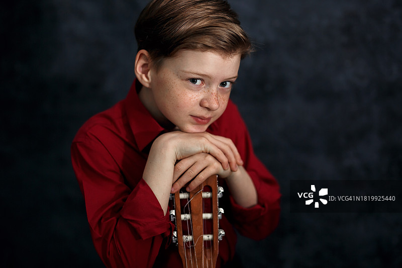抱着吉他的男孩肖像图片素材