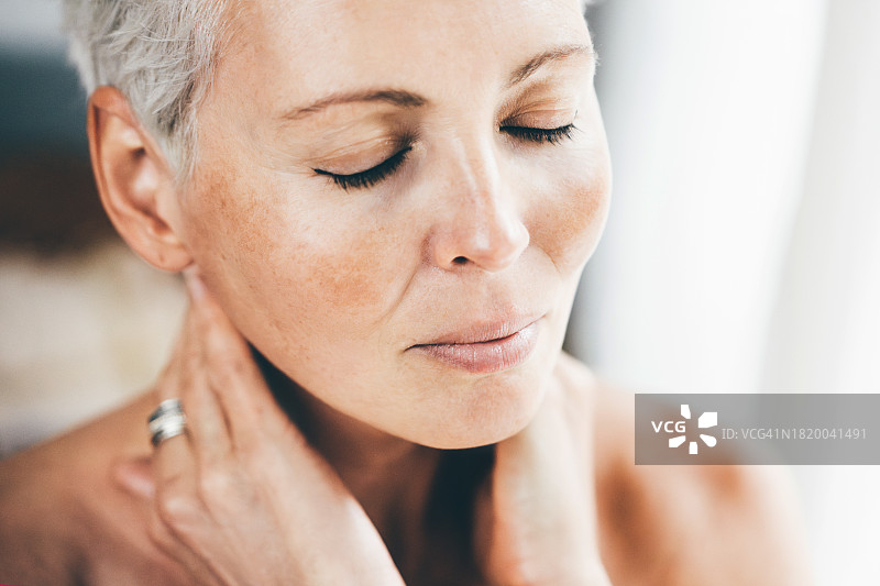 美丽中年妇女肖像图片素材