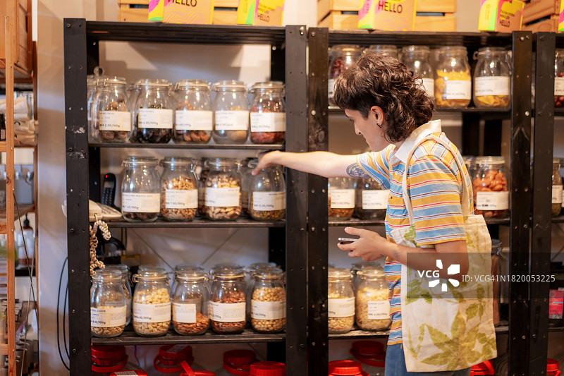 中东人在大宗商品杂货店携带环保印花袋图片素材