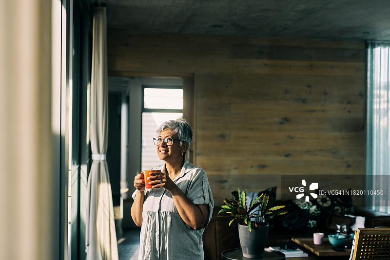 年长的非裔美国女士在退休后享受专注时刻图片素材