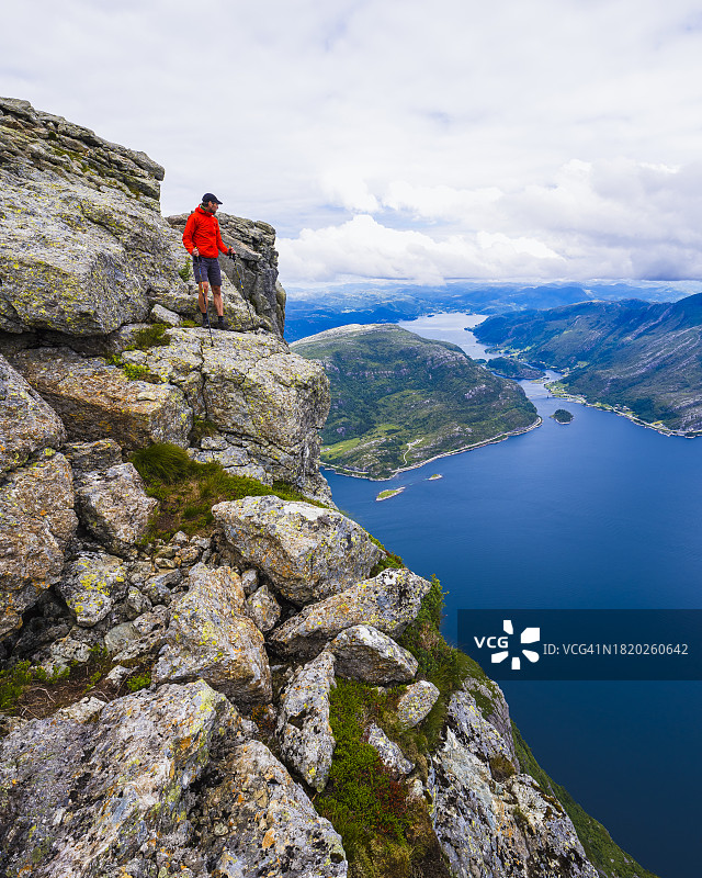 峡湾与徒步者高角度视图图片素材