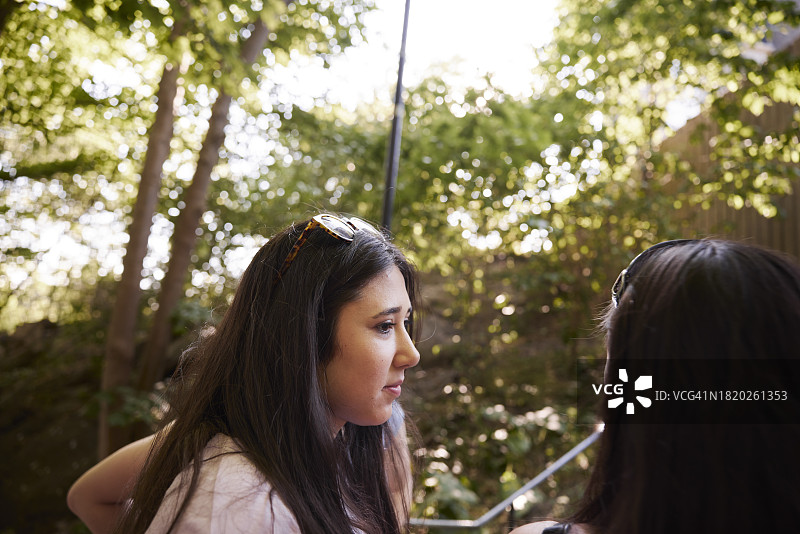 年轻女子看向远方的侧视图图片素材