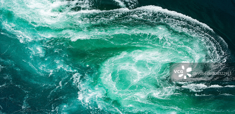 挪威北部萨尔特流峡湾的潮汐漩涡图片素材