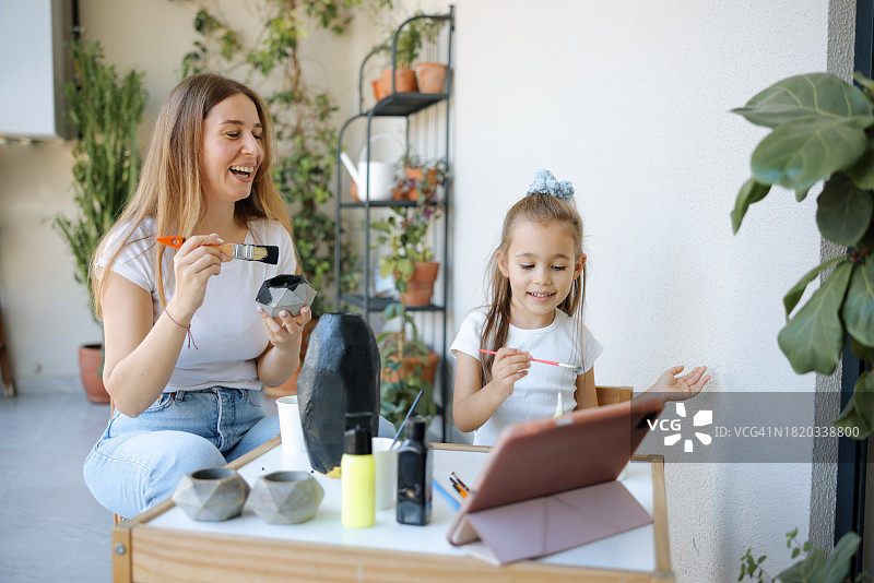 年轻的母亲和女儿在家中玩耍图片素材