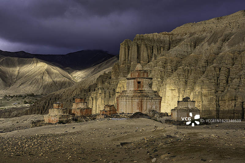 尼泊尔木斯塘上部的古代佛塔图片素材