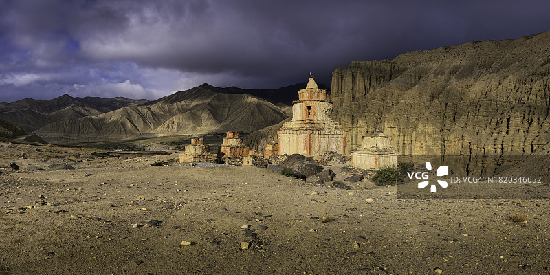 尼泊尔木斯塘上部的古代佛塔图片素材