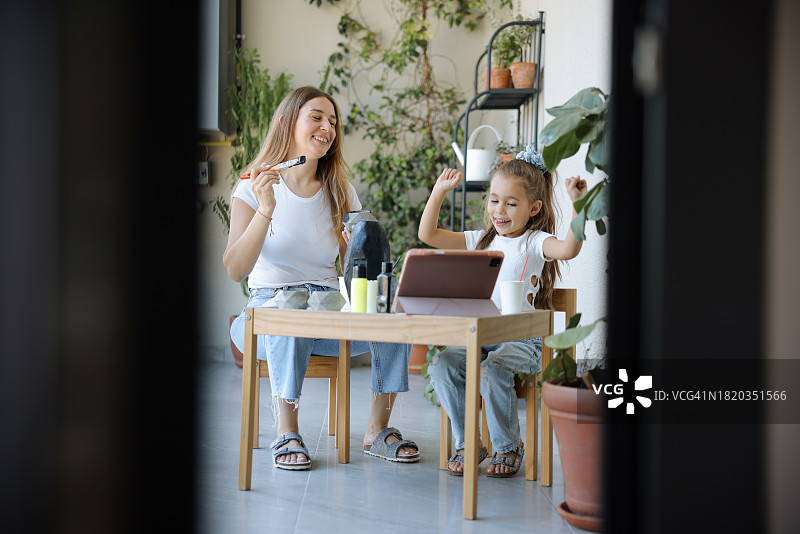 年轻的母亲和女儿在家中玩耍图片素材