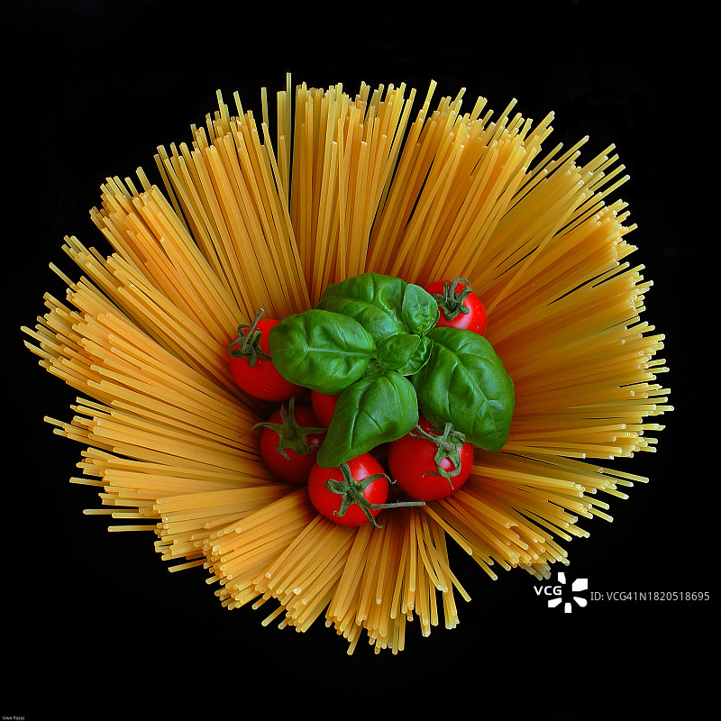 黑色背景下的意大利面俯视图图片素材