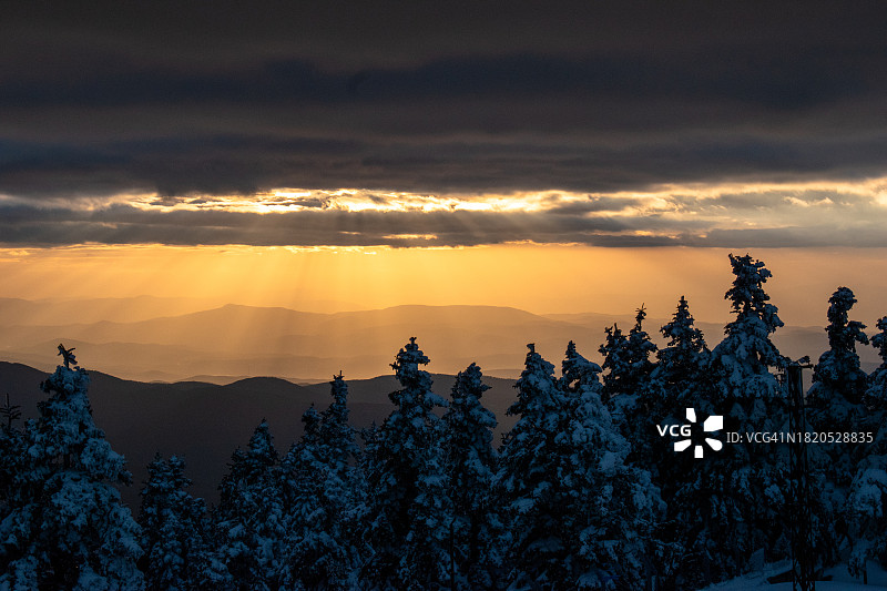 日落时分雪山风光图片素材