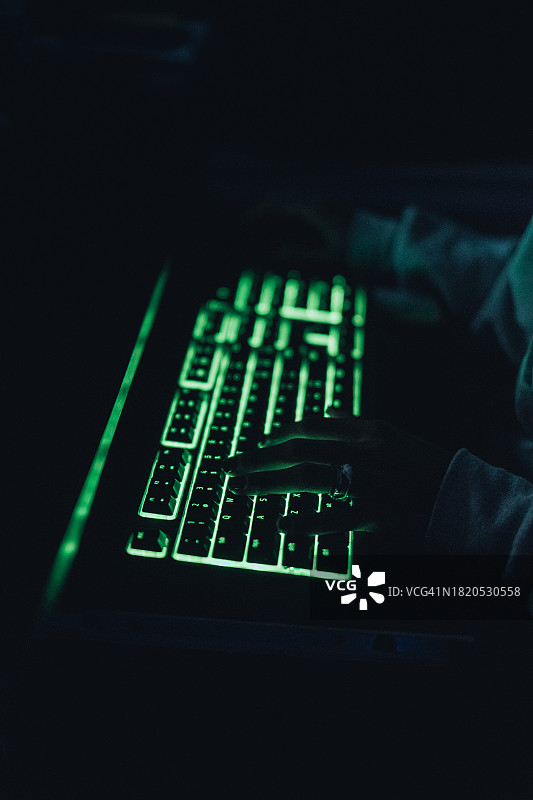 使用笔记本电脑的局部手部照片，美国得克萨斯州科珀斯克里斯蒂图片素材