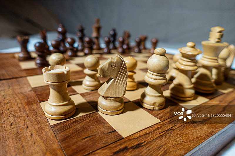 桌上的国际象棋棋子特写。图片素材