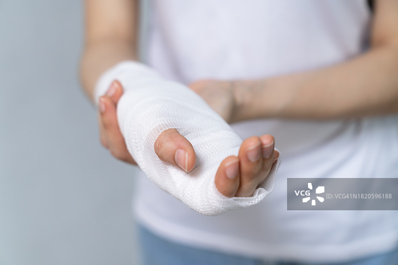 手臂受伤的女人，手臂疼痛图片素材