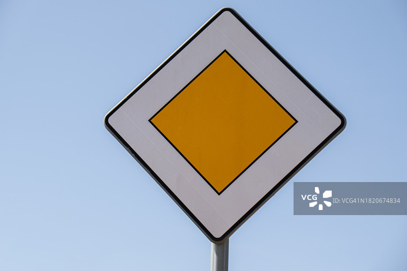 仰视路标映衬蔚蓝天空图片素材