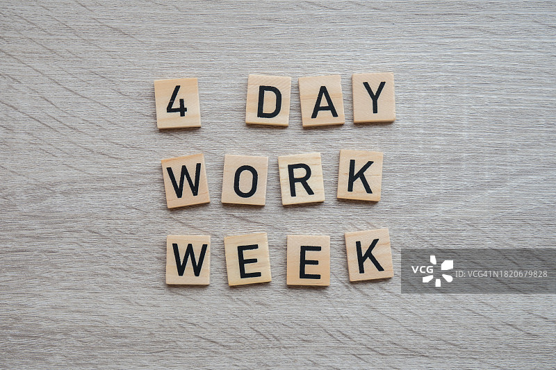 俯视拍摄的木桌上的文字图片素材