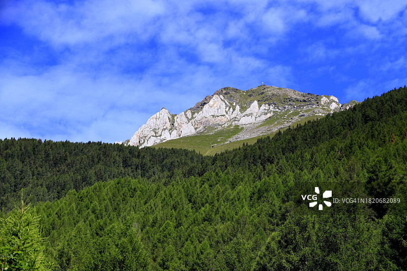 山对着天空的美景图片素材