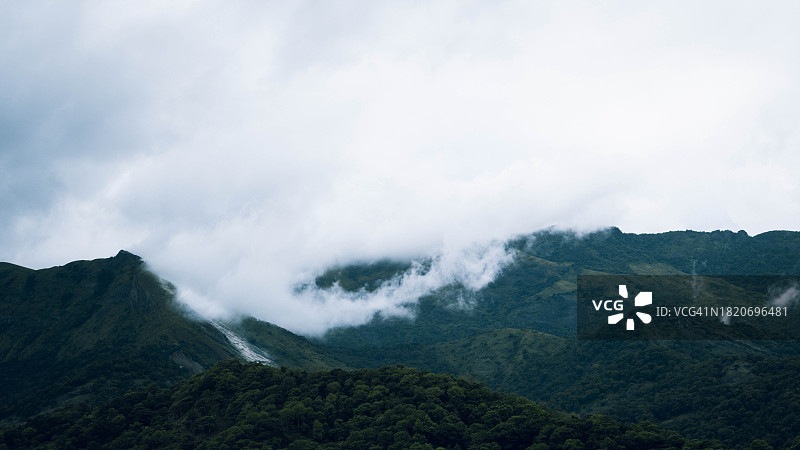 山对着天空的美景图片素材