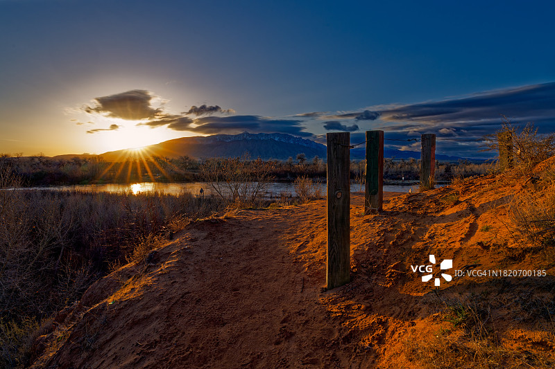 美国新墨西哥州里奥兰乔日落时分田野风光图片素材