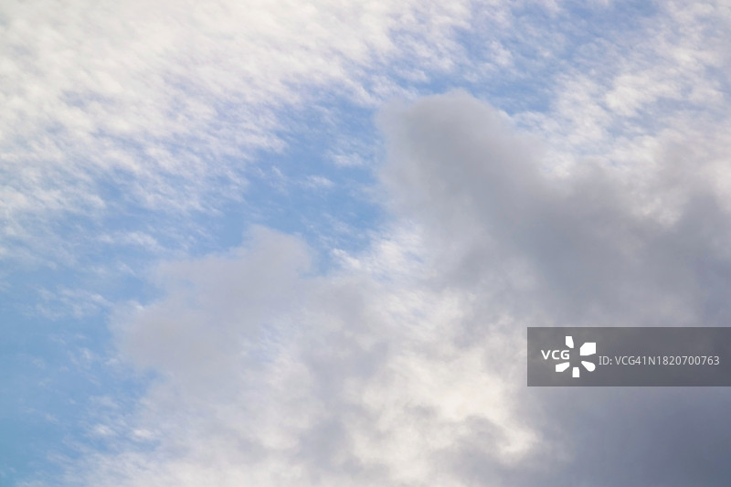 天空中云的低角度视图图片素材