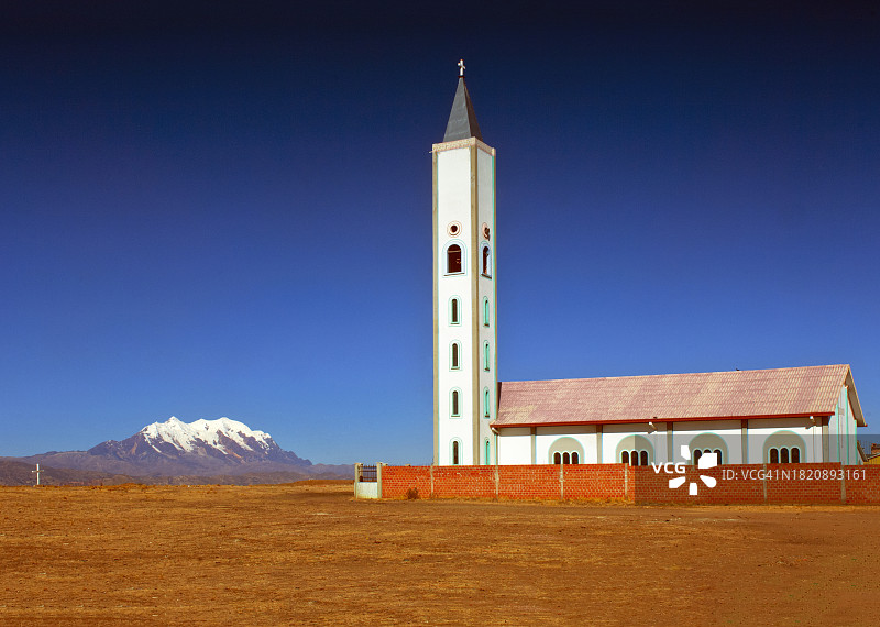 玻利维亚El Alto的Illimani山、基督教堂和安第斯山脉图片素材