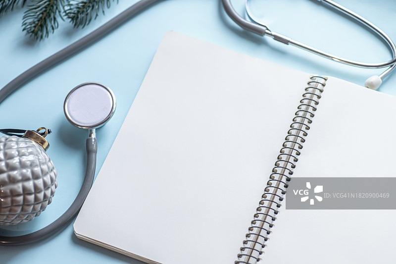 蓝色背景上的听诊器和笔记本，有文字复制空间图片素材