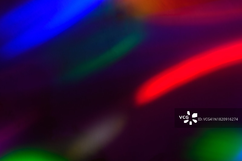 黑色墙壁上的彩色背景图片素材