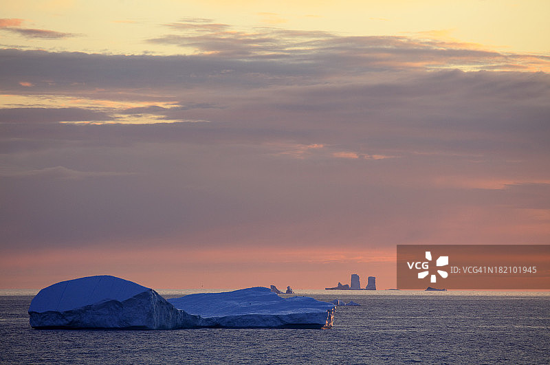 戴维斯海峡漂浮冰山夜景图片素材