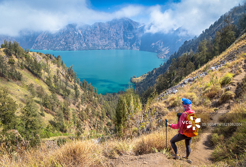 在印度尼西亚龙目岛林贾尼火山上的女徒步者图片素材