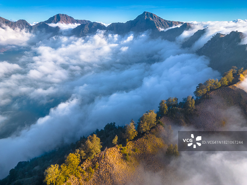 印度尼西亚龙目岛林贾尼火山Segara Anak湖上的云彩图片素材
