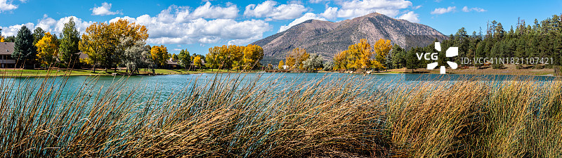 秋季的胡桃峡谷湖泊图片素材