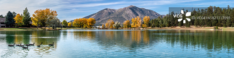 秋季的胡桃峡谷湖泊图片素材