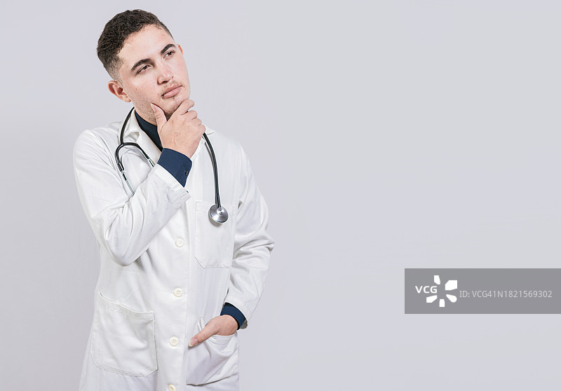 医生手托下巴沉思图片素材
