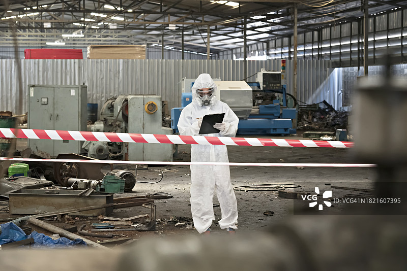 技术人员在工厂危险区域工作图片素材