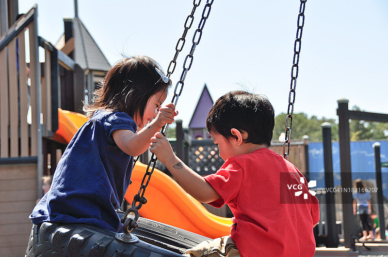 荡秋千的兄妹图片素材
